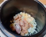 Une image de l'étape 1 de Mijoté de poulet curry et raisin sec.