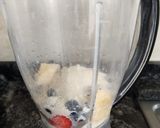 Foto del paso 1 de la receta: Licuado proteico🍓🍌🫐