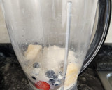 Foto del paso 1 de la receta: Licuado proteico🍓🍌🫐