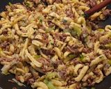 Póréhagymás-pirított hús nudlival recept fázis 4 fotója