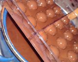 Foto del paso 3 de la receta: Bombones de chocolate con relleno de fresa