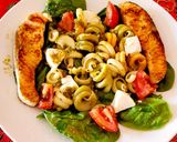Foto del paso 5 de la receta Ensalada de espinacas y pasta con salmón y pesto 😋