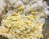Hình bước làm 2 của món Cơm chiên cá mặn