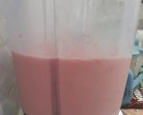 Foto langkah ke 2 dari resep Jus Strawberry Yogurt.