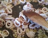 Foto del paso 2 de la receta: Paella marinera con tirabeques