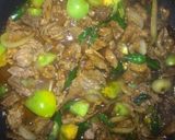 Foto langkah ke 4 dari resep Oseng Daging Sapi Cabe Ijo.