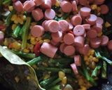 Foto langkah ke 4 dari resep Tumis Kacang Panjang Jagung Manis Sosis.