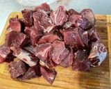 Une image de l'étape 1 de Bœuf braisé aux carottes et pommes de terre.