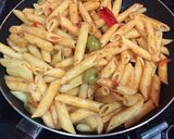Foto del paso 6 de la receta: Filetes de Dorado con Penne Rigate, Morrones y Aceitunas