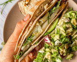 Foto del paso 4 de la receta: Quesadillas de pollo y aguacate con cebolla