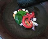 Foto langkah ke 2 dari resep Ayam suwir kemangi.