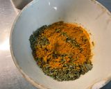 Une image de l'étape 3 de Champignons bruns marinés grillés au citron, persil et curcuma.