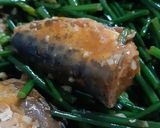 รูปขั้นตอนการทำที่ 2 ของ "ดอกกุยช่ายผัดปลากระป๋อง"Stir Fried Garlic chives with Canned