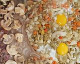 Foto del paso 5 de la receta: Riñoncitos a la Planchetta con huevos sobre colchón de verduras