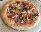 Foto del paso 7 de la receta: Pizza de pollo cajún con champiñones y tomate seco con toque de pesto
