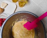Foto langkah ke 4 dari resep Strawberry Cheese Muffin.
