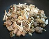雞腿雙菇炒時蔬的食譜步驟5照片
