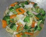 Foto langkah ke 4 dari resep Capcay sayur & crab stick.