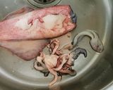 Foto del paso 1 de la receta: Calamar relleno de sus tentáculos, aletas y Cigala
