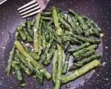 Foto del passaggio 2 della ricetta Spaghetti con pesto di asparagi e pinoli 🥬🍋😋