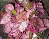 Foto langkah ke 5 dari resep Bayam Merah Masak Lemak Khas Malaysia.