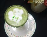 A picture of step 3 of Green Apple milk shake.