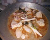 Foto langkah ke 2 dari resep Semur ayam pedas.