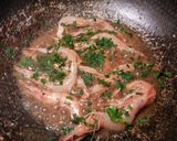 Foto del paso 14 de la receta: Almejas y gambas en salsa marina.