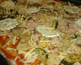 Foto del paso 3 de la receta: Pizza de tomate frito, calabacín, berenjena, queso rulo de cabra, champiñones y atún