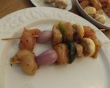 Foto del paso 3 de la receta Brochetas de pollo al curry con champiñones, pimiento y chalotas