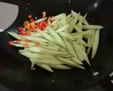 Foto langkah ke 2 dari resep Timun sayur cabe rawit.