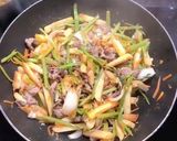 Hình bước làm 2 của món Thịt bò xào khoai tây, cần tây