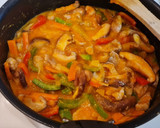 Foto del paso 5 de la receta: Solomillo de cerdo con shiitake y salsa de tomate y pimientos