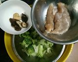 Hình bước làm 2 của món Ức gà áp chảo xào bông cải gymer