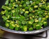 A picture of step 1 of Fried Bhindi Masala.