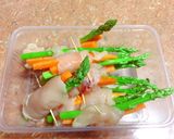 รูปขั้นตอนการทำที่ 2 ของ อกไก่ม้วนผักเมนูง่ายๆ สำหรับคนรักสุขภาพ อร่อยแถมมีประโยชน์