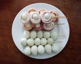 Hình bước làm 2 của món Thịt xông khói cuộn trứng cút