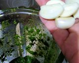 A picture of step 2 of Hari chutney.