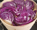 Foto del paso 2 de la receta: Merluza al shitake con lombarda al vapor y puré de boniato y zanahoria