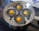Foto del paso 5 de la receta: Sopaeo de tomate con huevos escalfados y pimiento