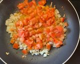 Foto del paso 2 de la receta: Gnocchis con huevos y champiñones en salsa de tomate