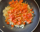 Foto del paso 2 de la receta: Gnocchis con huevos y champiñones en salsa de tomate