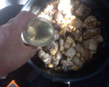 Foto del paso 4 de la receta: Pollo al ajillo con tomate, curry y vino blanco