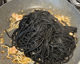 Foto del paso 7 de la receta: Espagueti al nero di sepia con gulas y gambas