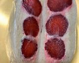Foto langkah ke 4 dari resep Stroberi Sando (sandwich buah ala Jepang).