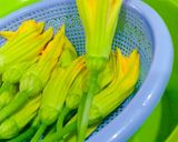 Hình bước làm 2 của món Bông Bí Nhồi Giò Sống Chiên Giòn