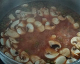 Foto del paso 4 de la receta: Merluza en salsa con espárragos y champiñones