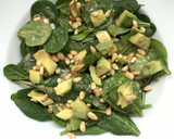 Foto del paso 6 de la receta: Ensalada de espinaca con aguacate y piñones
