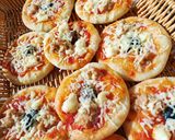 صورة لخطوة 2 من وصفة 🍕ميني بيتزا بوصلة اقتصادية والنتيجة واعرة 🍕و العجينة تخرجو منها انواع وانواع تاع مملحات