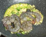 รูปขั้นตอนการทำที่ 4 ของ บะหมี่หน้ากุ้งผัดเนยกระเทียม